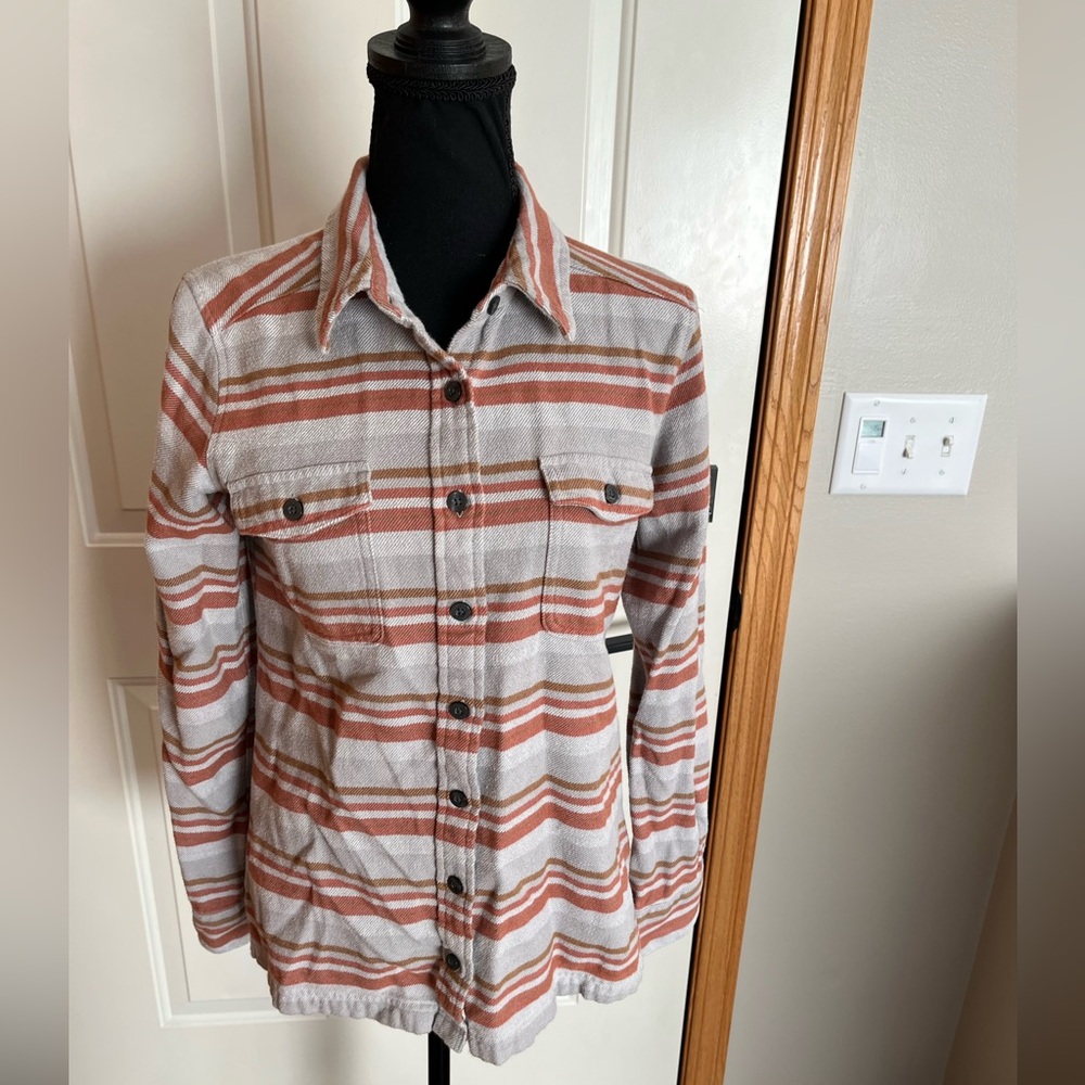 Women’s Patagonia Fjord long sleeve button flannel in drifter grey. Size 4